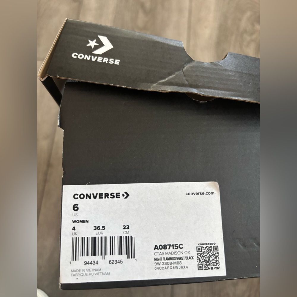 NEW Converse Women's Pink Low Top Sneakers - Picture 6 of 6